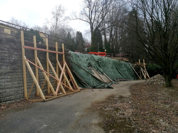 HL Luže - Košumberk - oprava havárie opěrné zdi u pavilonu G